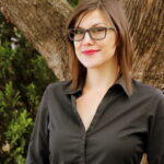 Kate D’Hotman against a tree